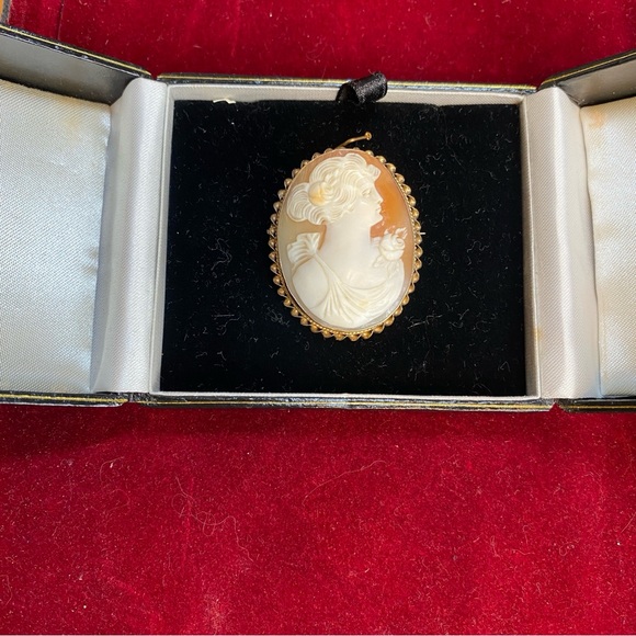 Antique Cameo Brooch Pendant Yellow Gold GF Gorgeous Goddess Carved Shell - Picture 12 of 15